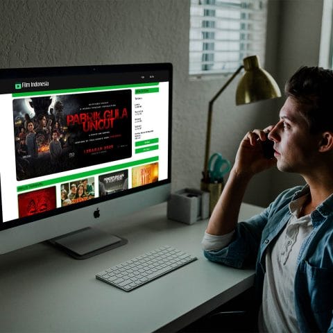 Pengguna membuka halaman beranda filmindonesia.id di komputer desktop