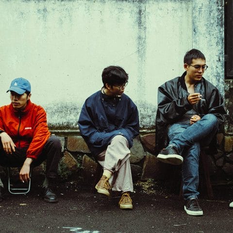 Sekelompok anak muda dengan gaya berpakaian khas skena sedang nongkrong di tempat umum, mencerminkan gaya hidup, fashion, dan dinamika sosial skena