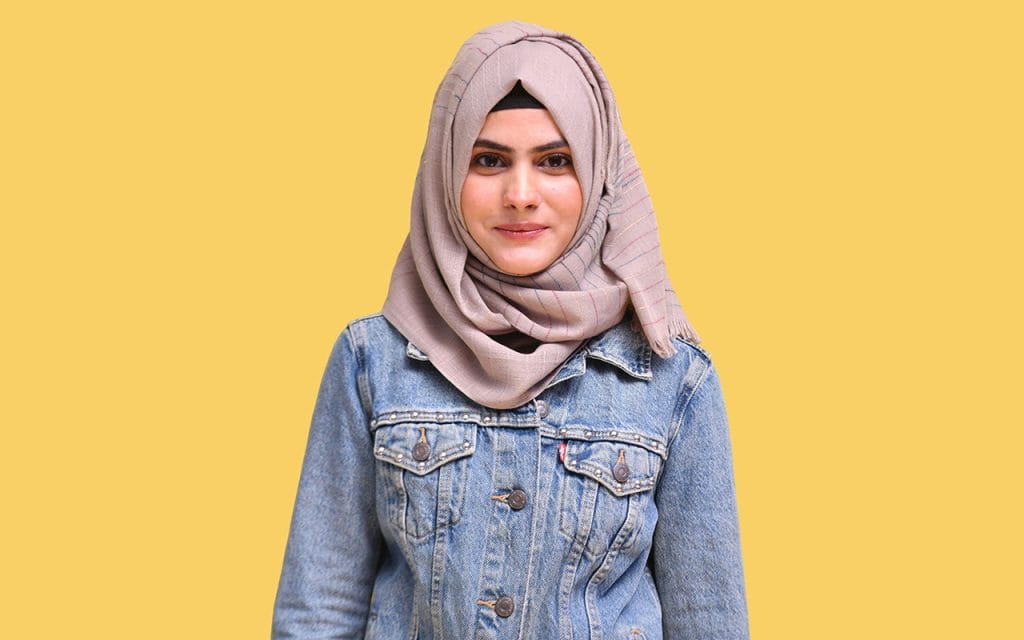 Hijab segi empat dengan outfit denim hijab