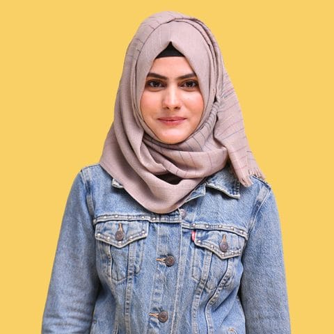 Hijab segi empat dengan outfit denim hijab