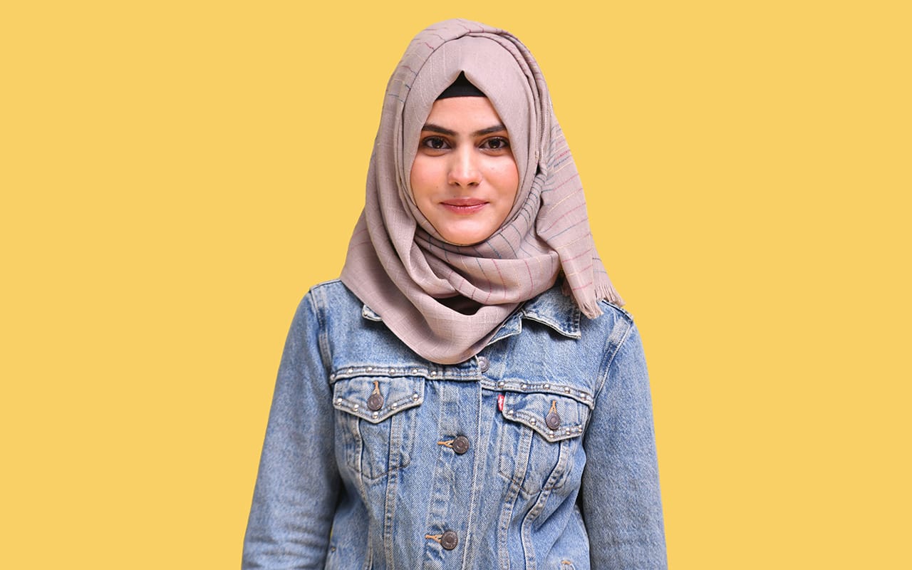 Hijab segi empat dengan outfit denim hijab