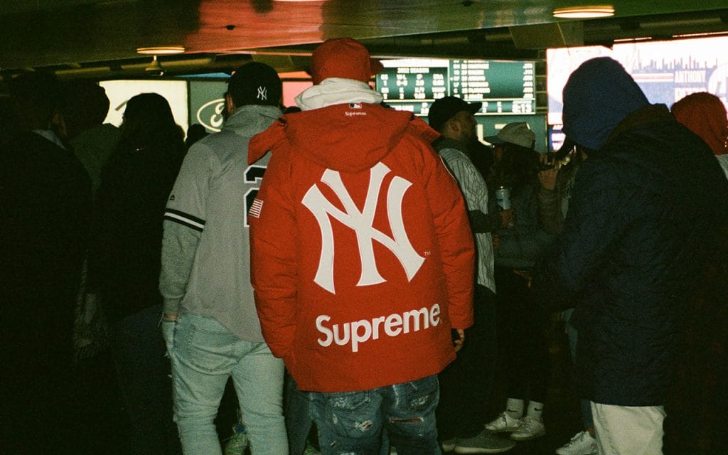 Tampilan belakang jaket kolaborasi Supreme dan New York Yankees sebagai simbol brand streetwear global