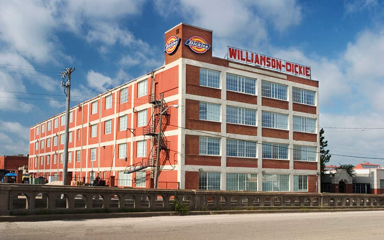 Kantor pusat Dickies di Texas sebagai bagian dari sejarah Dickies sejak 1922