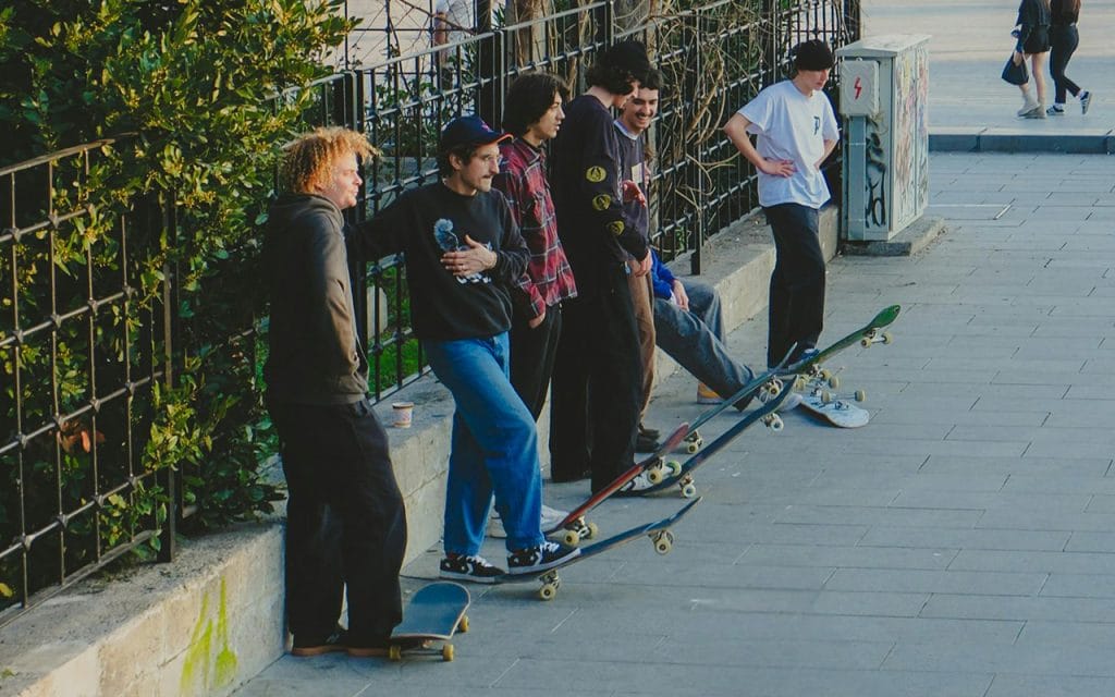 Komunitas skateboard berkumpul dengan gaya streetwear sebagai simbol awal budaya streetwear