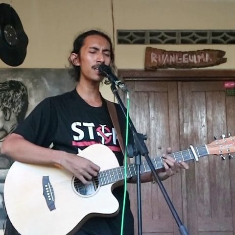 Lirik Lagu Sombanusa - Bahagia Melawan Lupa