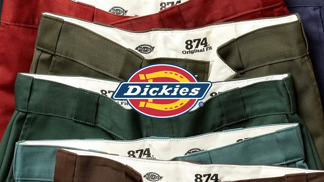 Logo Dickies dengan latar celana Dickies 874 model original untuk pria