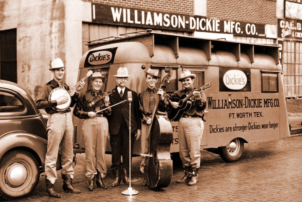 Pendiri Dickies dan bangunan awal pabrik di Texas, bagian dari sejarah Dickies sejak 1922
