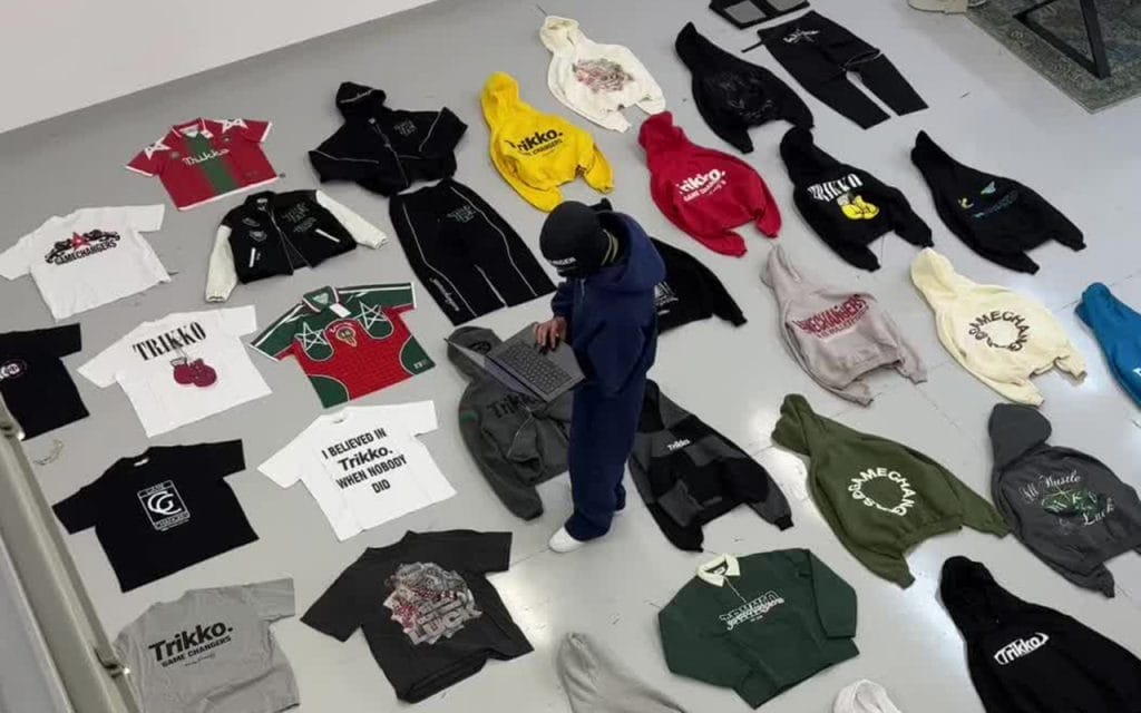 Deretan koleksi pakaian Trikko streetwear dengan desain khas dan elemen visual kuat