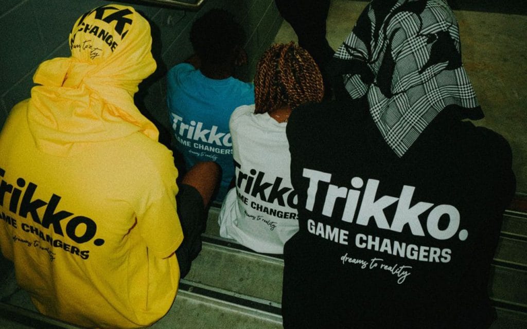 Beberapa orang mengenakan pakaian streetwear Trikko dengan logo brand terlihat jelas dari belakang