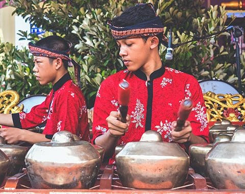 Seorang pemain sedang memainkan gamelan, alat musik tradisional Indonesia yang mendunia dan diakui UNESCO sebagai warisan budaya dunia.