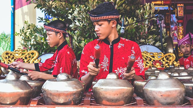 Seorang pemain sedang memainkan gamelan, alat musik tradisional Indonesia yang mendunia dan diakui UNESCO sebagai warisan budaya dunia.