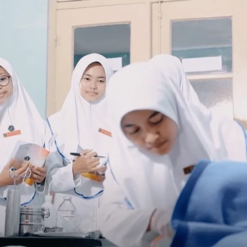 Mahasiswa Jurusan Kebidanan Poltekkes Kemenkes saat praktik laboratorium