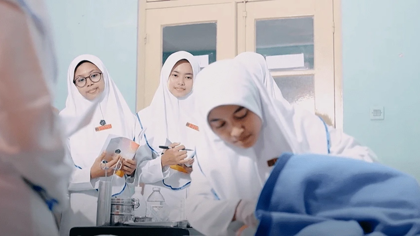 Mahasiswa Jurusan Kebidanan Poltekkes Kemenkes saat praktik laboratorium