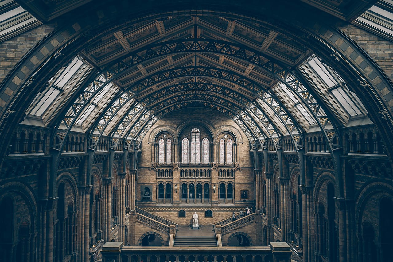 Interior megah Natural History Museum London dengan arsitektur klasik dan pencahayaan alami