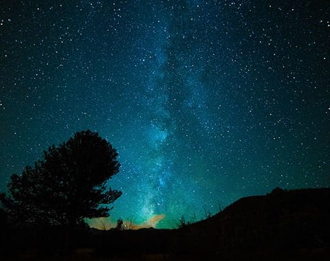 Astrophotography langit malam dengan bintang dan galaksi