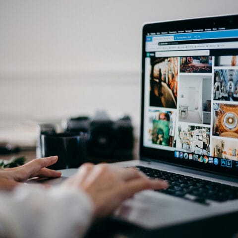 Seseorang sedang browsing menggunakan laptop untuk mengakses link di internet.
