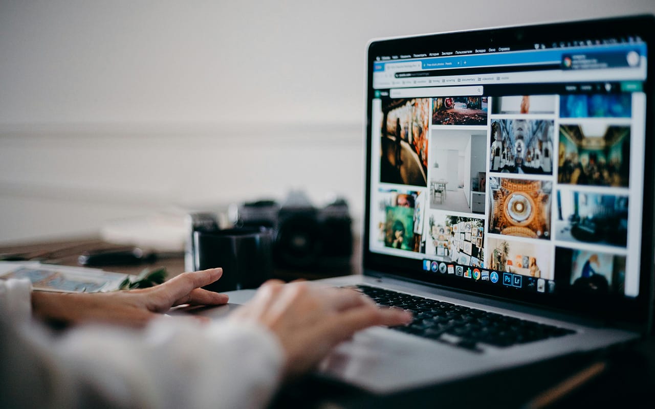Seseorang sedang browsing menggunakan laptop untuk mengakses link di internet.
