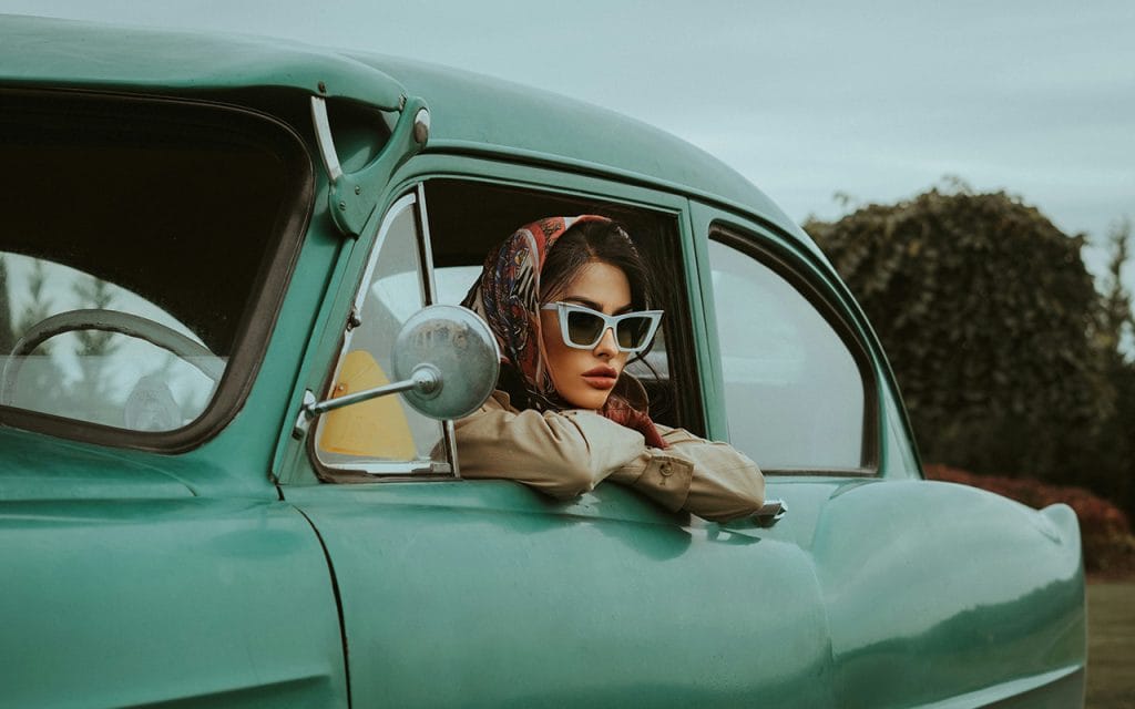Sesi foto contemporary photography dengan model di mobil retro