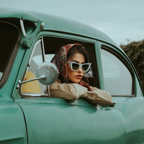 Sesi foto contemporary photography dengan model di mobil retro