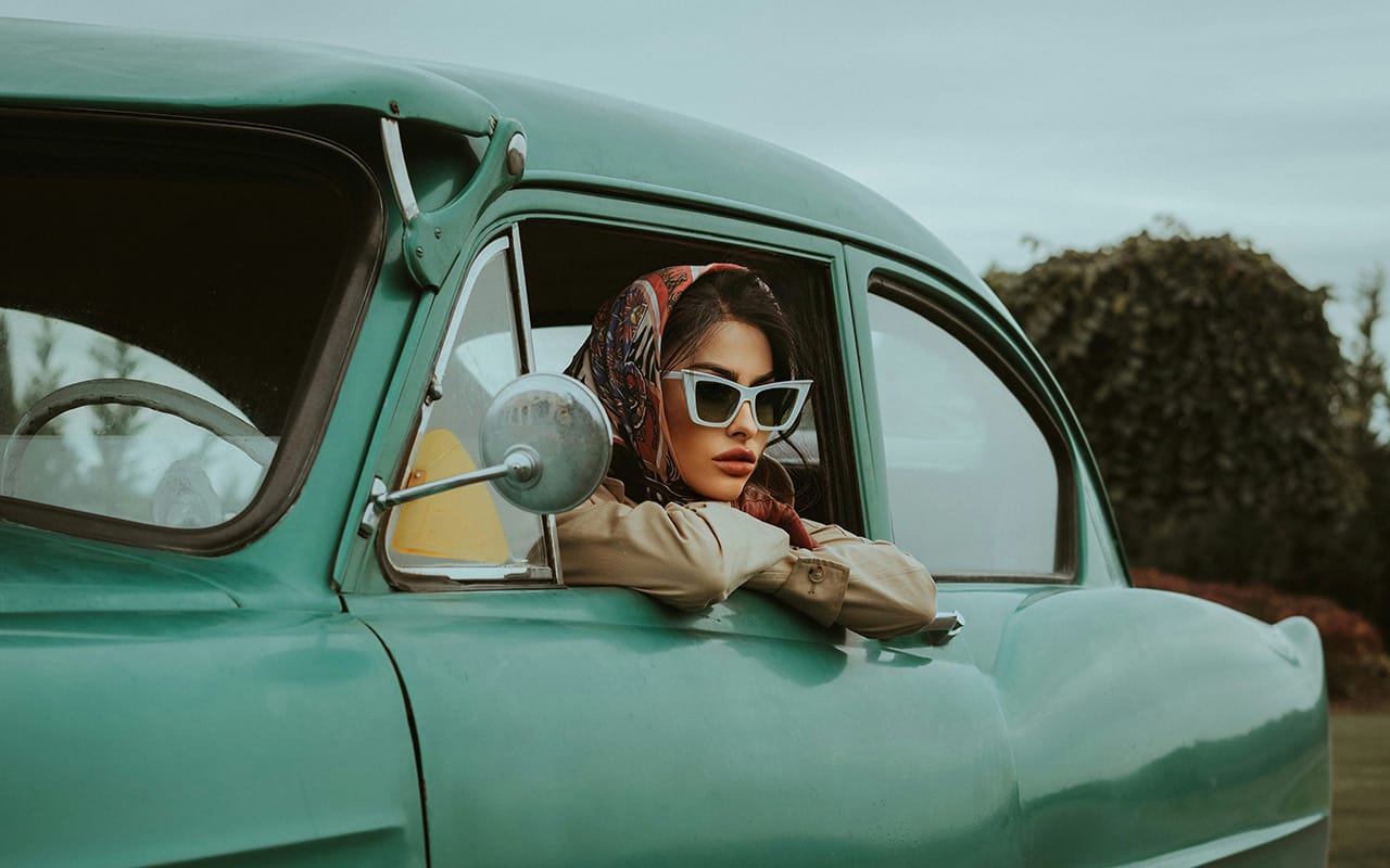 Sesi foto contemporary photography dengan model di mobil retro