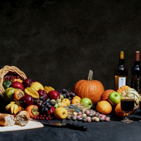 Still life photography buah dan roti dengan pencahayaan studio serta komposisi klasik