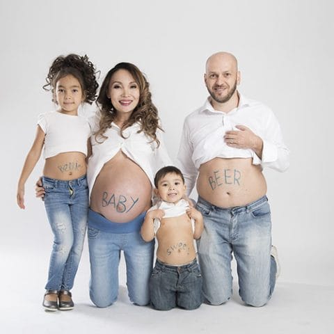Keluarga berpose lucu dalam sesi family photography berkonsep jenaka di studio