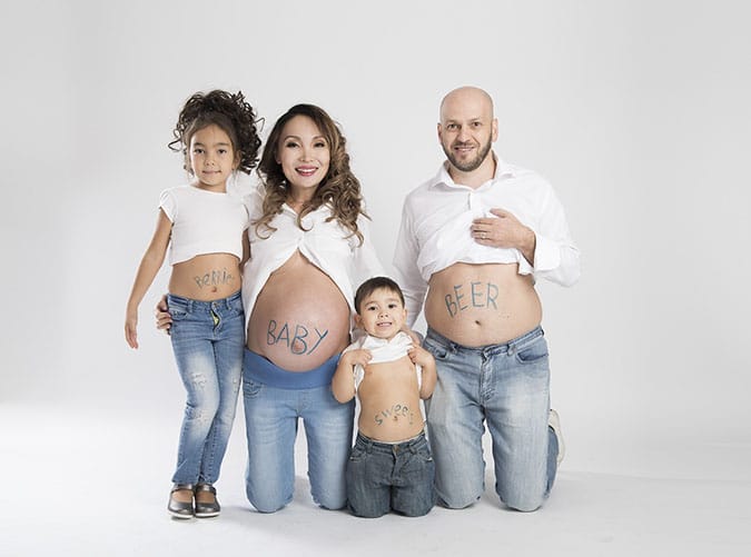 Keluarga berpose lucu dalam sesi family photography berkonsep jenaka di studio