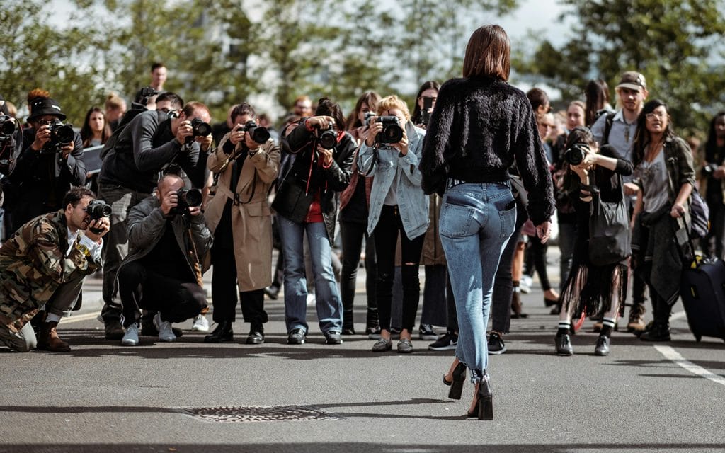Fotografi jurnalistik selebriti dengan fotografer meliput acara publik