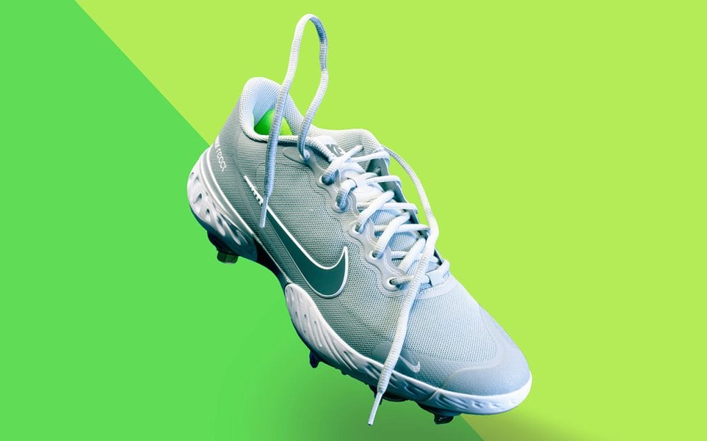 Foto sepatu olahraga dengan latar belakang hijau cerah, contoh fotografi periklanan produk untuk promosi merek sepatu