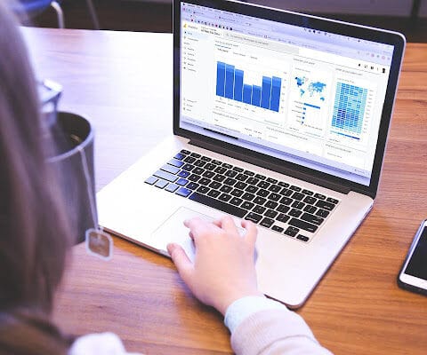 Orang melihat statistik website untuk meningkatkan traffic blog