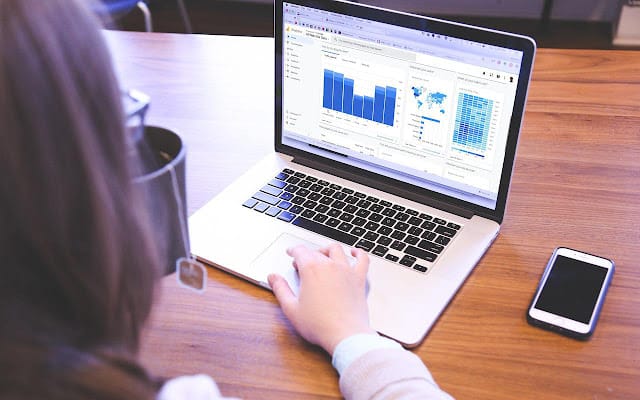 Orang melihat statistik website untuk meningkatkan traffic blog