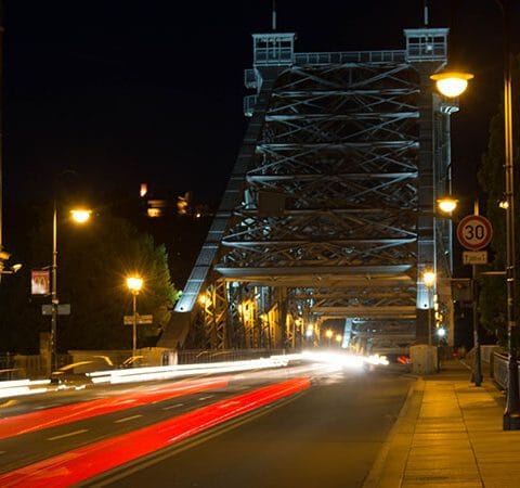 Pemandangan lalu lintas kota di malam hari dengan teknik long exposure