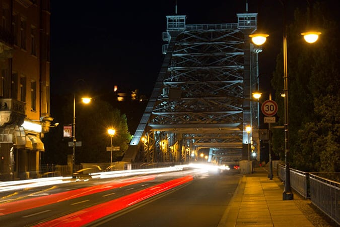 Pemandangan lalu lintas kota di malam hari dengan teknik long exposure
