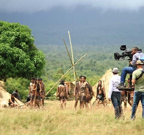 Proses principal photography saat kru film melakukan pengambilan gambar utama di lokasi pedesaan bersama aktor dan sinematografer