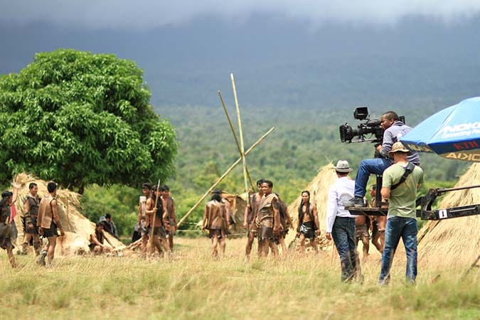 Proses principal photography saat kru film melakukan pengambilan gambar utama di lokasi pedesaan bersama aktor dan sinematografer
