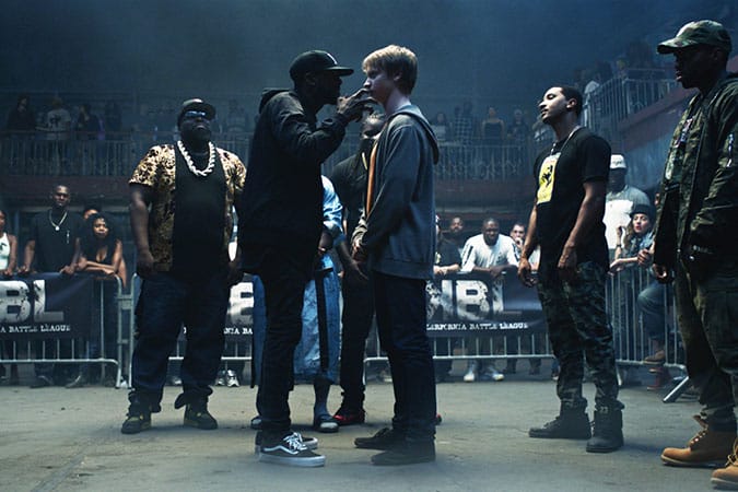Jackie Long dan Calum Worthy saat adegan rap battle di film Bodied (2017)
