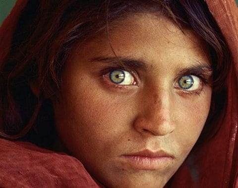 Contoh hasil documentary photography karya Steve McCurry berjudul Gadis Afganistan: Sharbat Gula