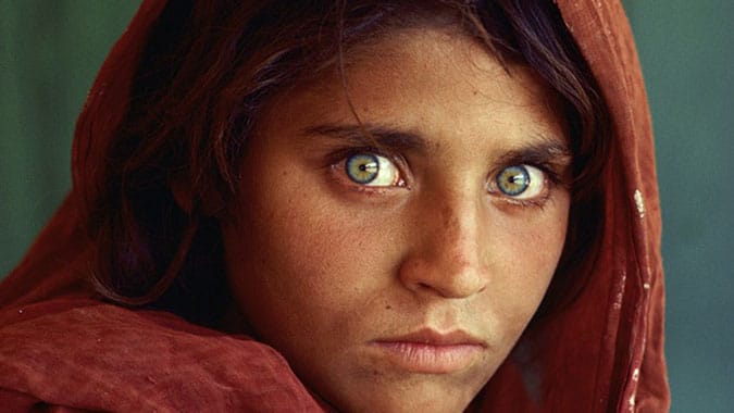 Contoh hasil documentary photography karya Steve McCurry berjudul Gadis Afganistan: Sharbat Gula