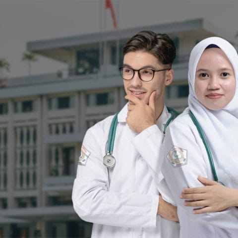 Mahasiswa keperawatan Akper Persada Garuda Pusaka mengenakan seragam putih dengan stetoskop di depan gedung kampus sebagai simbol pendidikan perawat profesional di Tangerang Selatan.