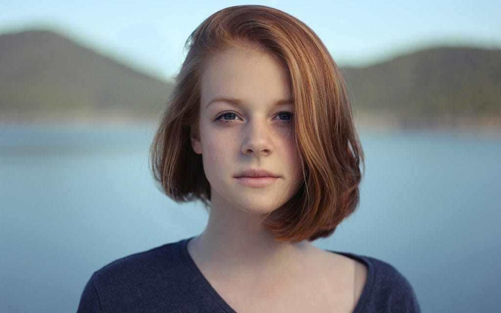 Foto potret perempuan diambil dari angle lurus sejajar dengan mata, contoh teknik eye level dalam fotografi