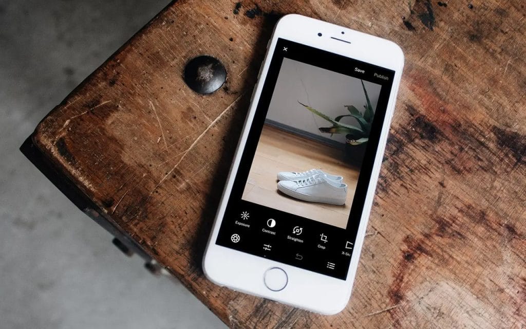 Contoh editing foto produk sepatu di aplikasi kamera pada smartphone untuk mendukung jualan online agar terlihat lebih profesional
