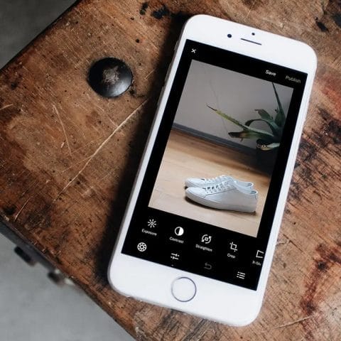 Contoh editing foto produk sepatu di aplikasi kamera pada smartphone untuk mendukung jualan online agar terlihat lebih profesional