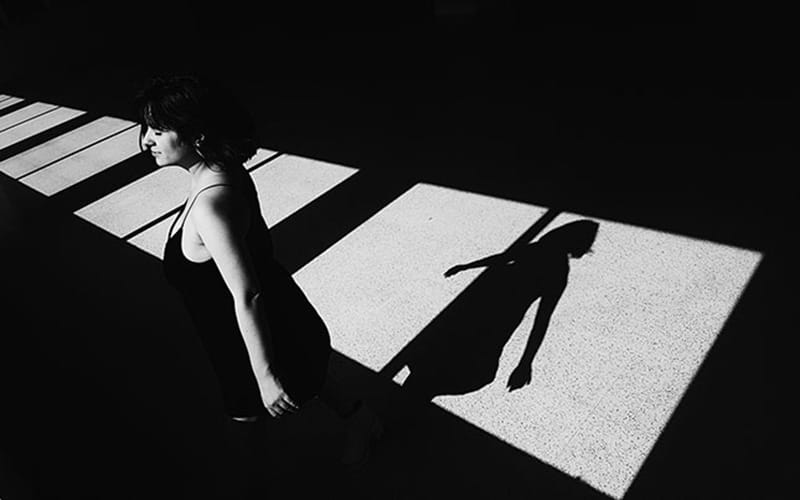 Foto portrait perempuan dengan efek bayangan dari cahaya jendela menggunakan kamera HP