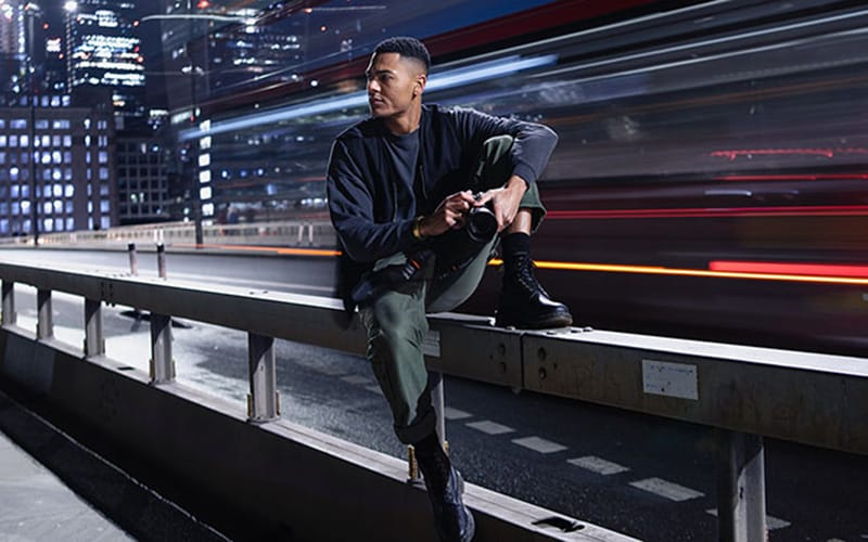 Foto portrait malam hari di jalan kota dengan efek long exposure menggunakan kamera HP