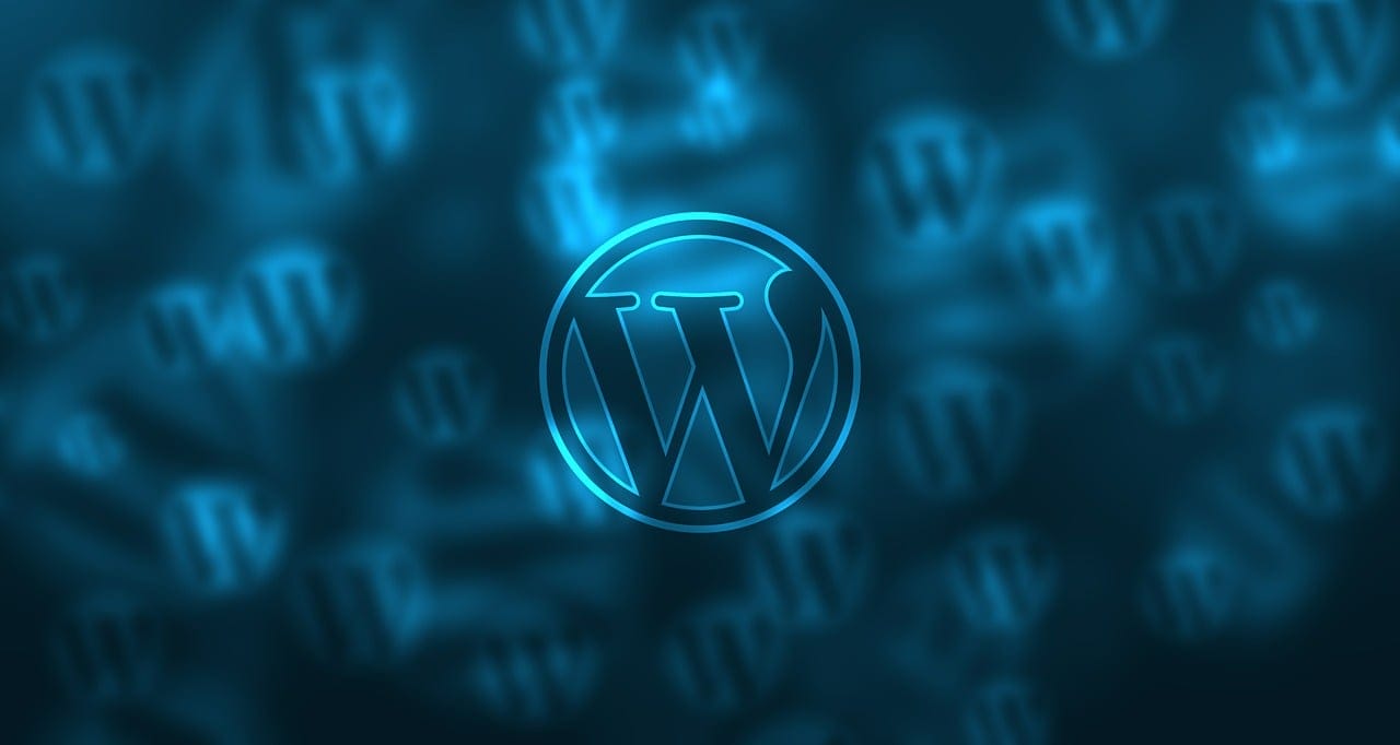 Logo WordPress berwarna biru sebagai ilustrasi perbedaan WordPress.com dan WordPress.org