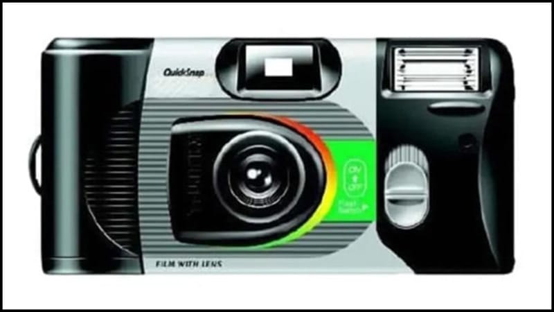 Kamera sekali pakai Fujifilm Superia X-Tra 800 dengan desain klasik dan hasil foto bernuansa vintage