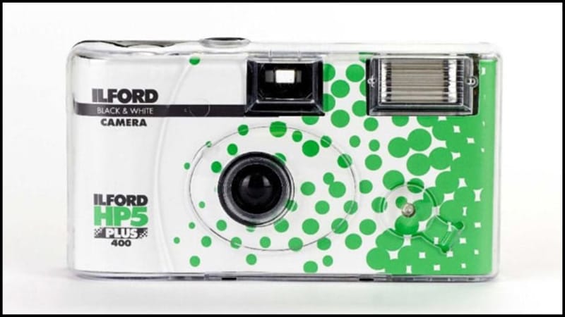 Kamera Ilford B&W HP5 Single-Use dengan hasil hitam putih tajam dan kontras sedang, ideal untuk pemula fotografi analog