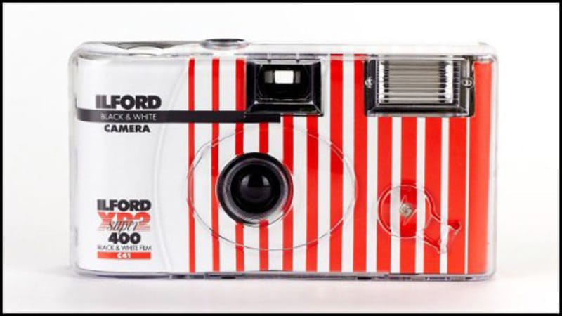 Disposable camera Ilford XP2 menghasilkan foto hitam putih bergaya old school dengan ISO 400