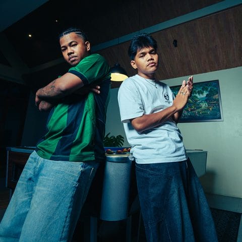 Rapper GunZ (kiri) dan Rapper Ave (kanan) berpose bersama dalam foto promosi single MOKE