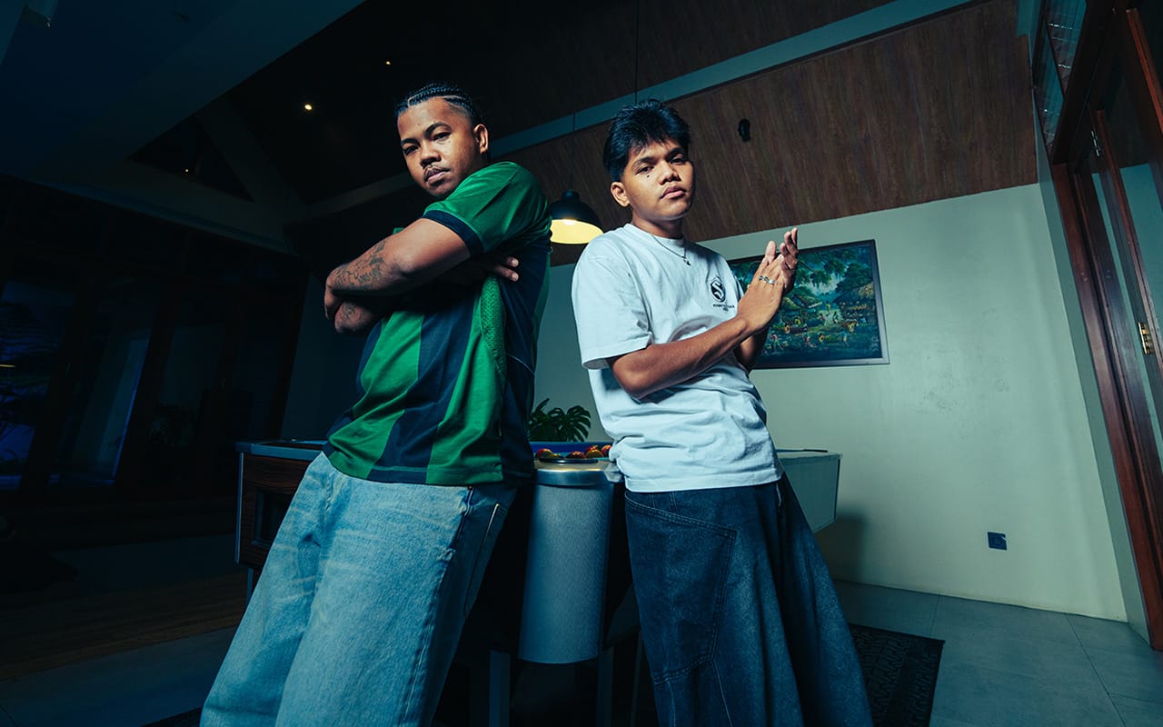 Rapper GunZ (kiri) dan Rapper Ave (kanan) berpose bersama dalam foto promosi single MOKE